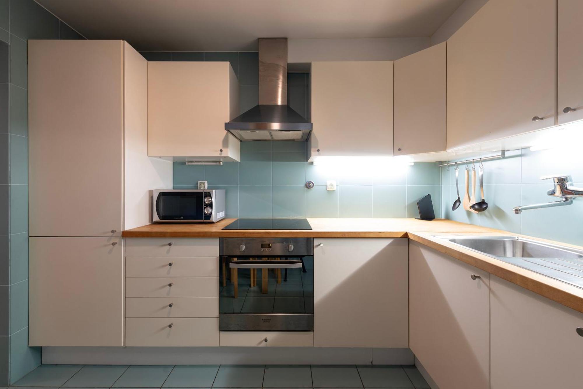 Fontainhas Flat: Balcony & Parking Oporto