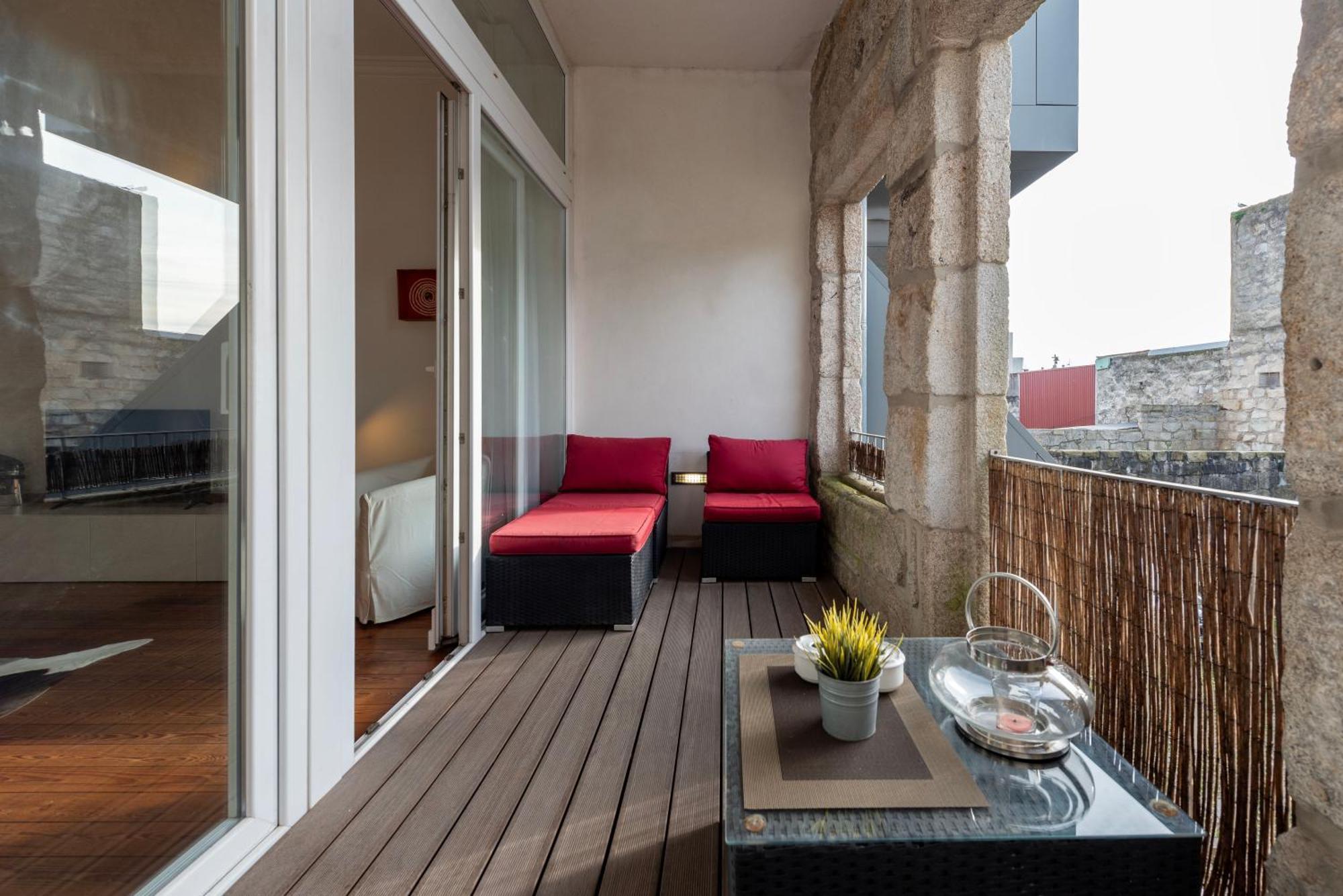Fontainhas Flat: Balcony & Parking Oporto