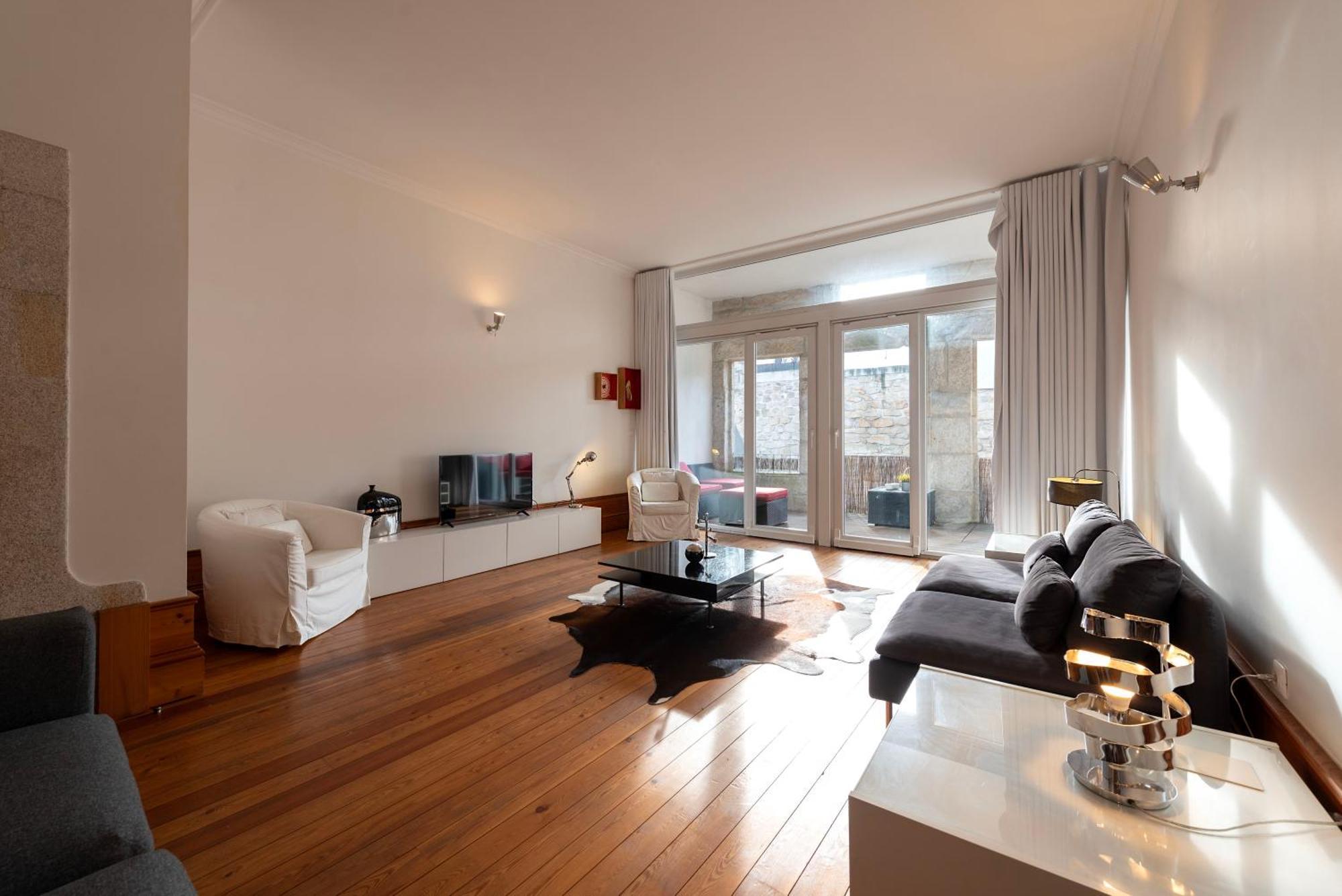 Fontainhas Flat: Balcony & Parking * Oporto