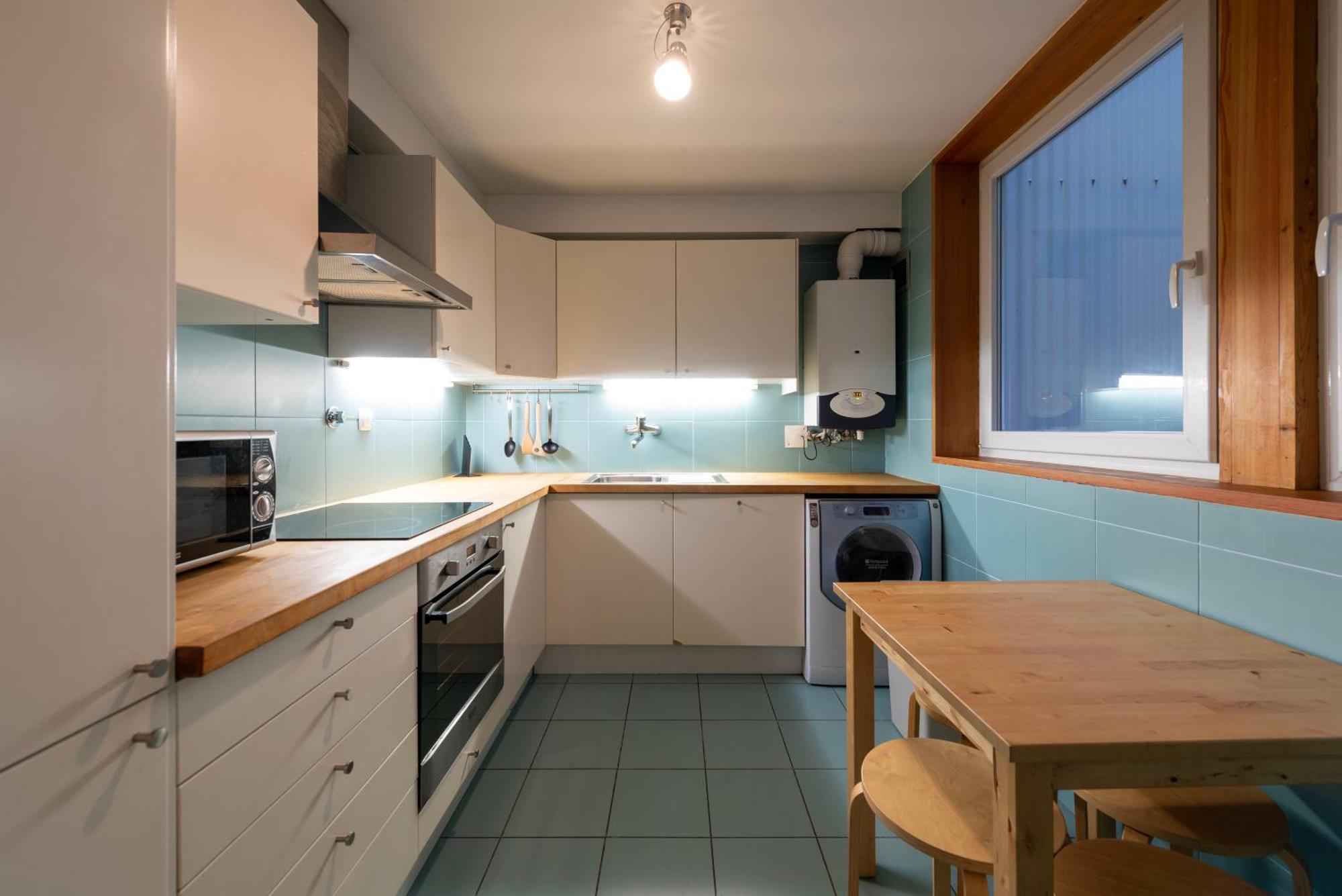 Fontainhas Flat: Balcony & Parking Oporto