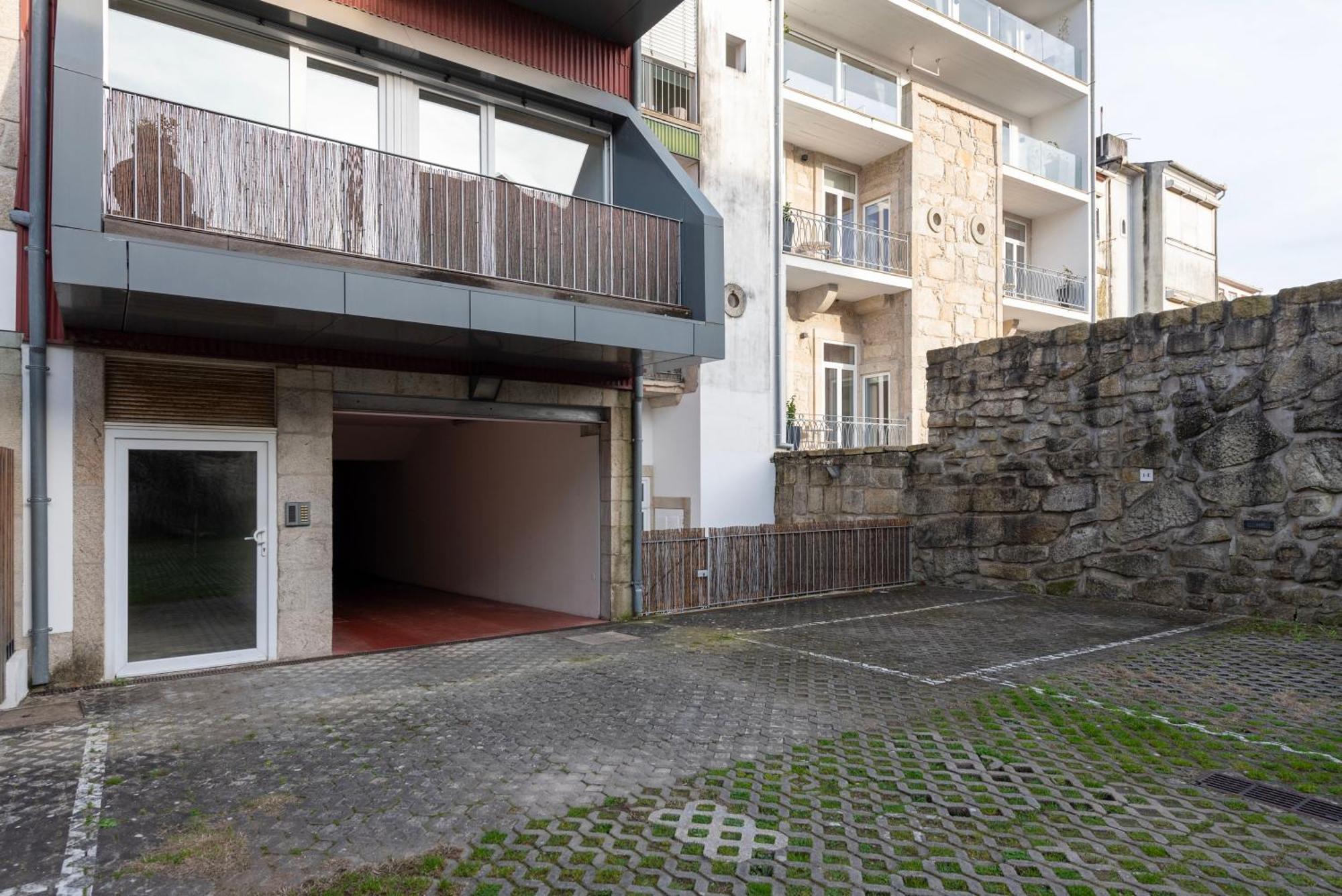 Fontainhas Flat: Balcony & Parking * Oporto