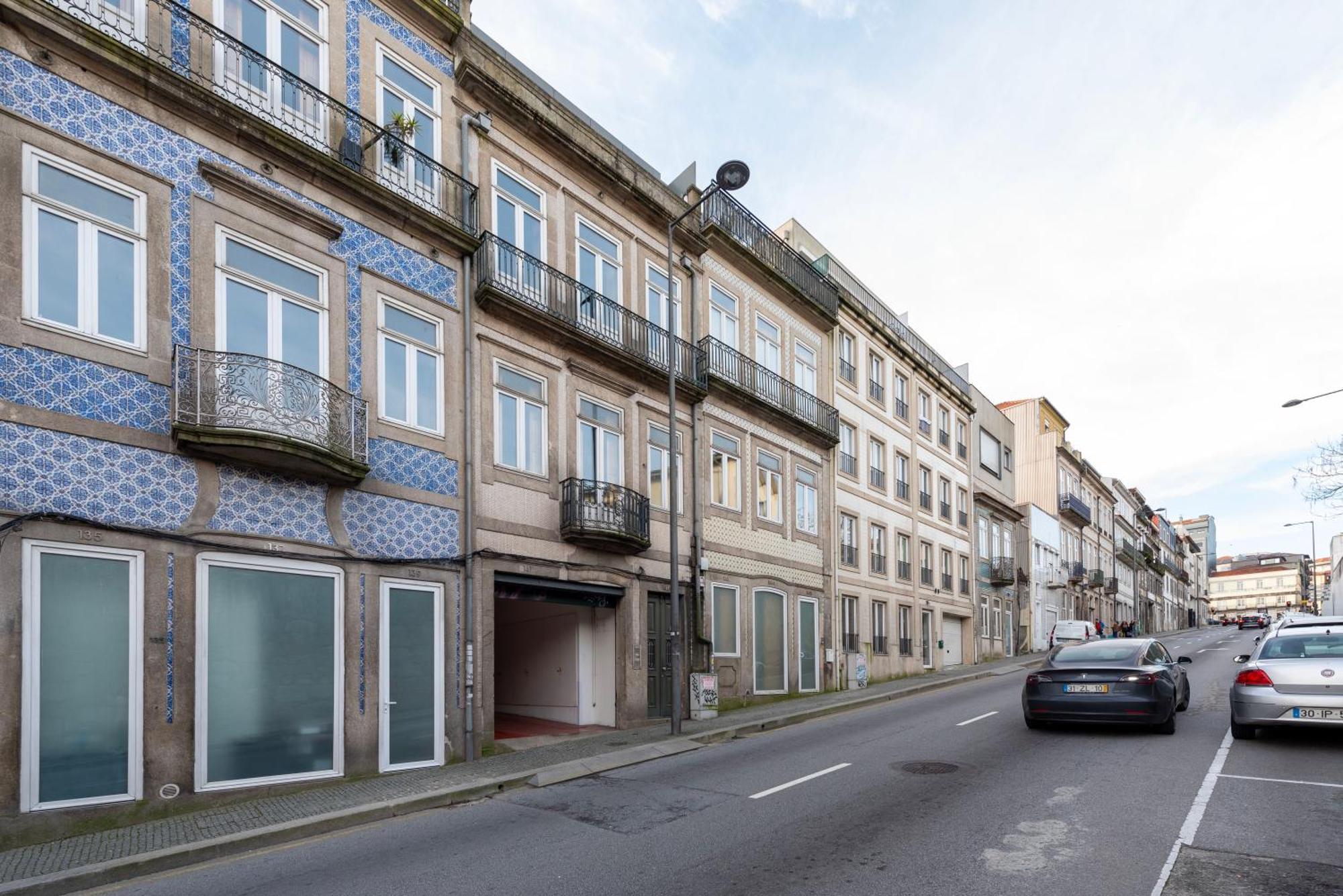 Fontainhas Flat: Balcony & Parking * Oporto
